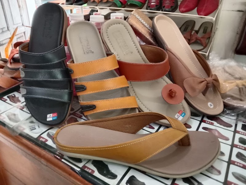 Toko Sepatu Sandal di Bojonegoro-Toko "RAMAYANA"